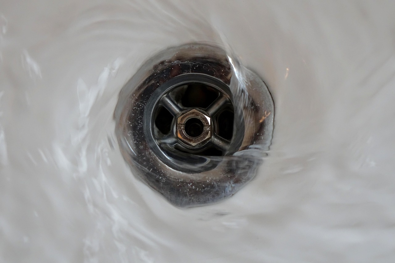 Natuurlijke lichtinval in een badkamer met groene tegels.