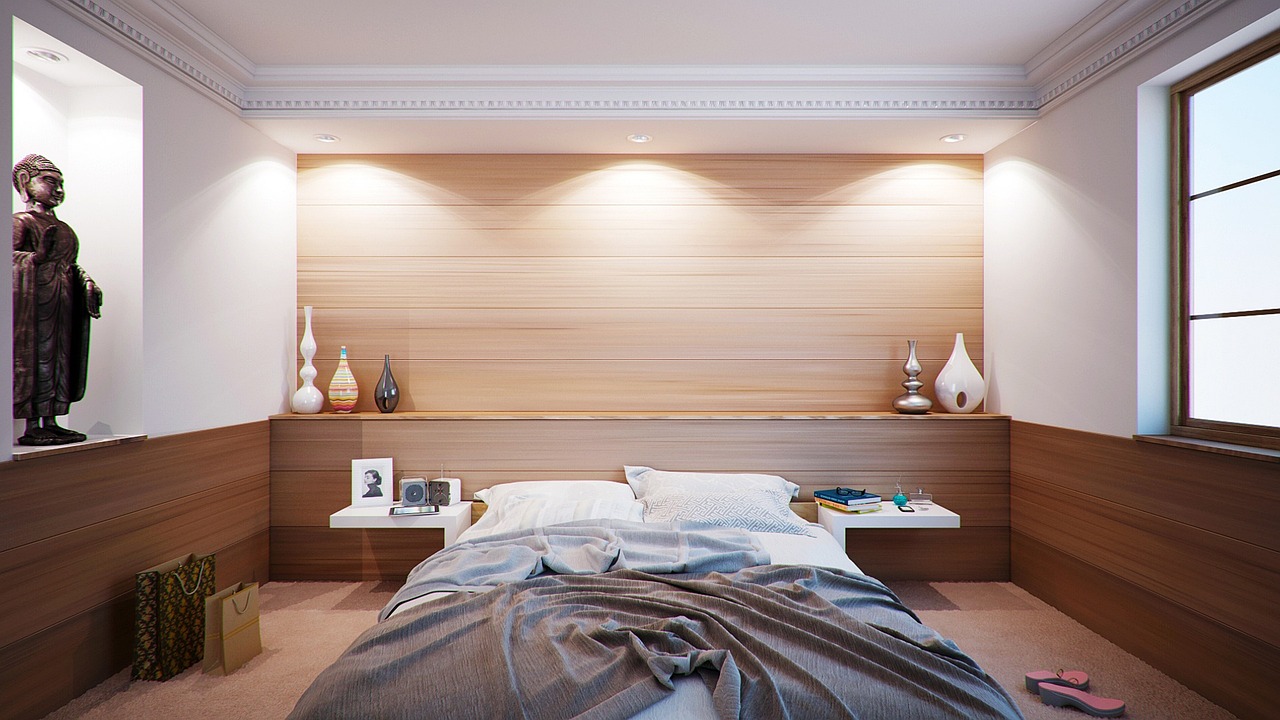 Zachtroze pastel slaapkamer met sierlijke accenten.