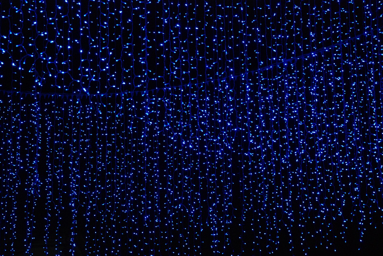 Blauw neon lichtstrip in minimalistische woonkamer.