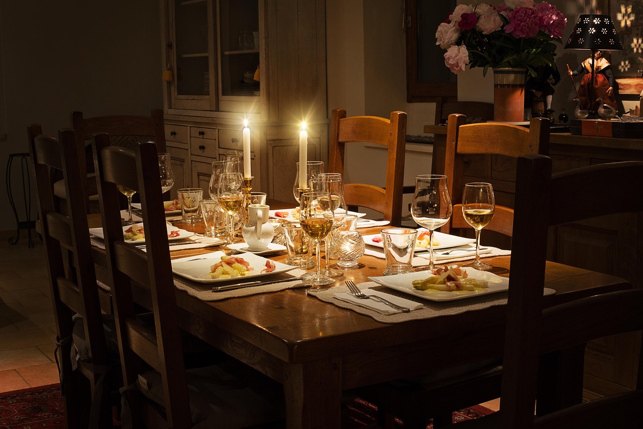 Gezellige eetkamer met diverse texturen en stoffen. Gezellige eetkamer met diverse texturen en stoffen.