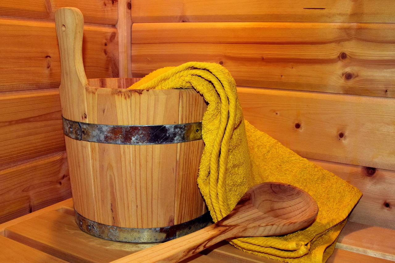 Houtgestookte sauna naast vijver in achtertuin.