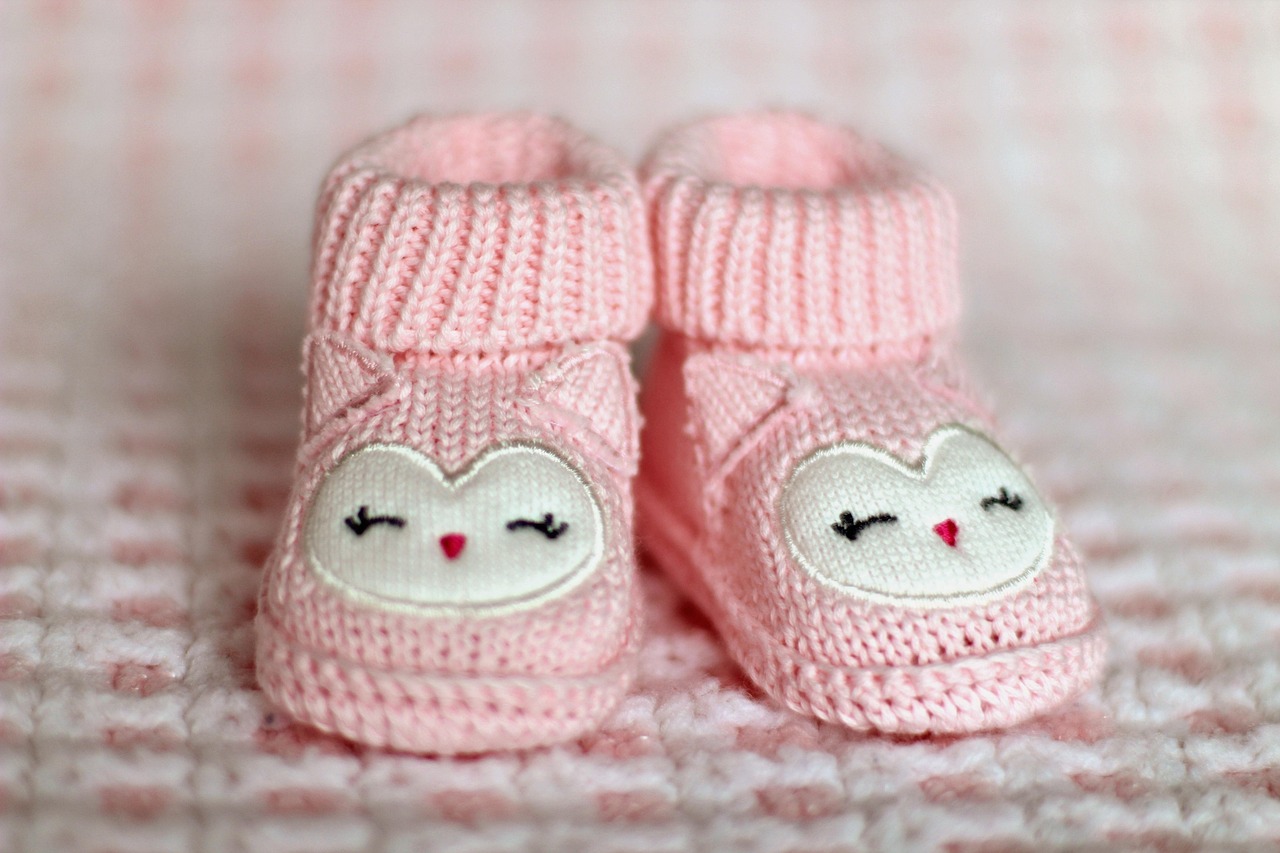 Babykamer in rustgevende pastelroze kleuren.