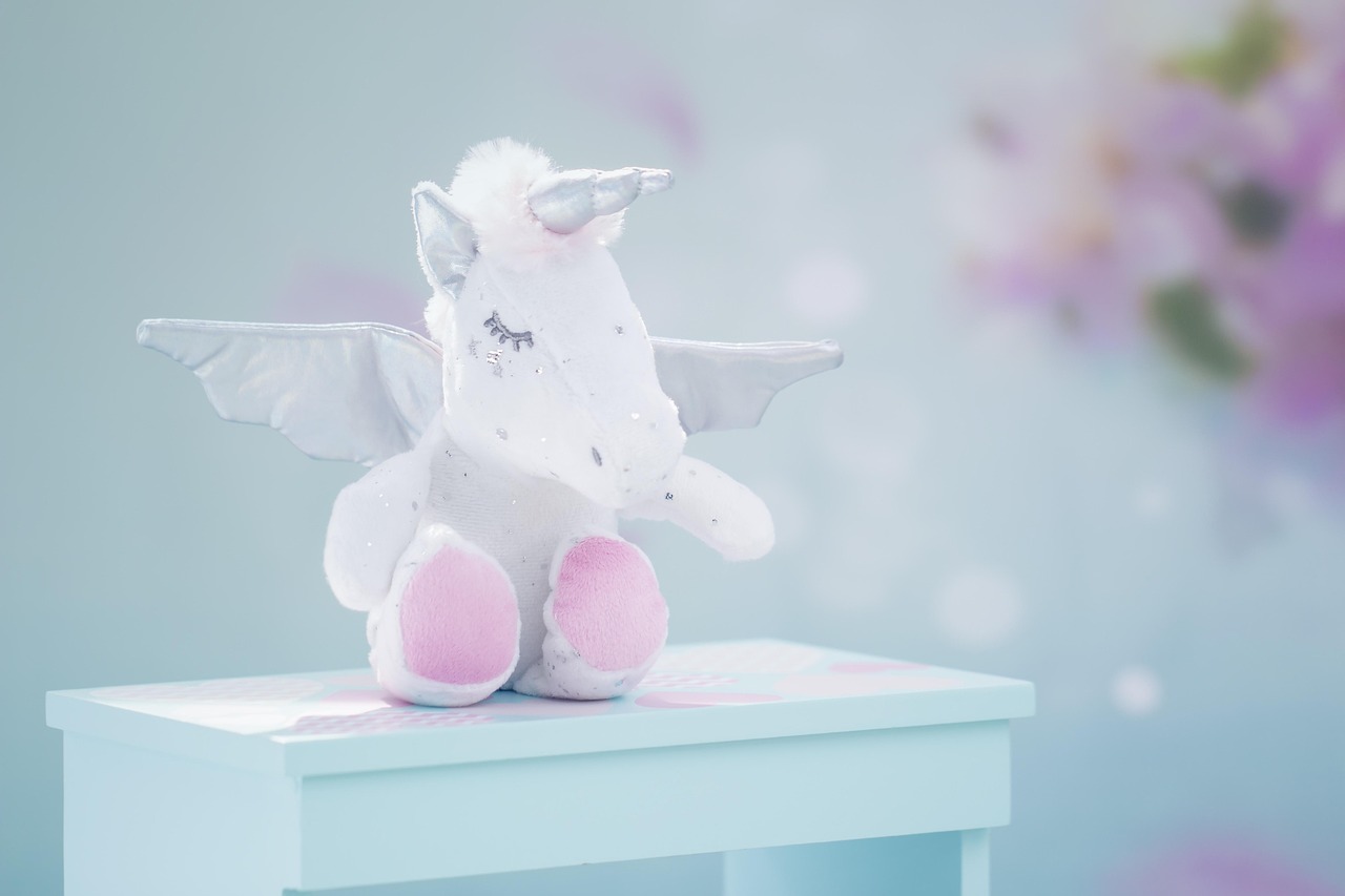 Lichte pastelgeel muren in een babynursery.