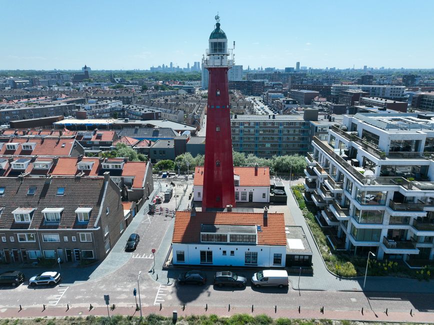Rotterdamse skyline met kleurrijke zomerposters.