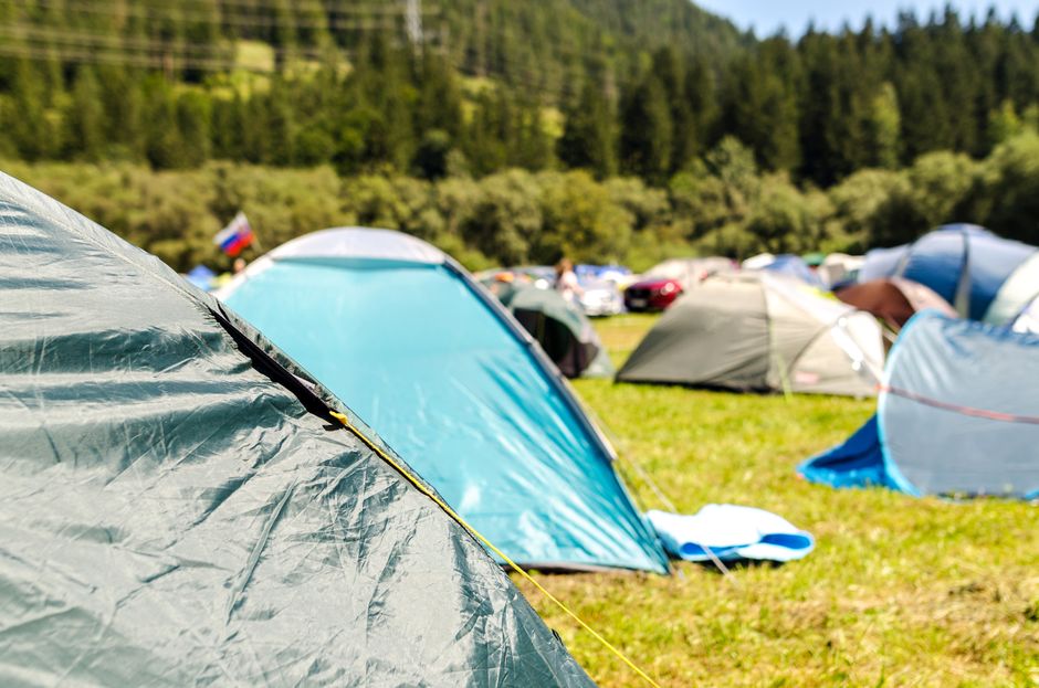 Gezellige achtertuincamping met tent en lampjes. Gezellige achtertuincamping met tent en lampjes.