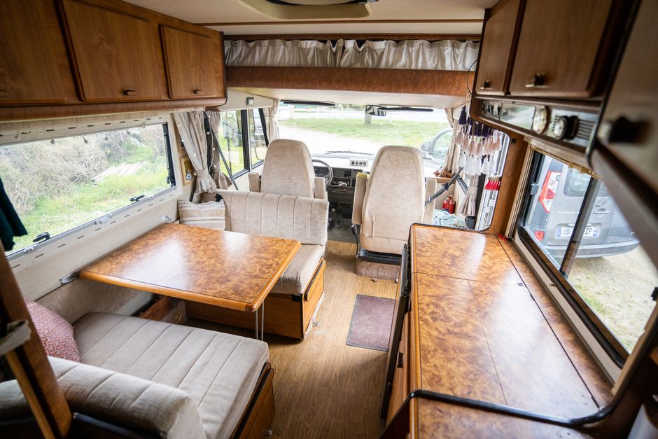 Lichte gordijnen transformeren caravan tot zomerse oase.