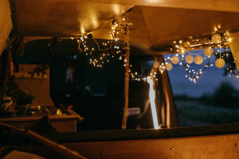Heldere tinten brengen zomers gevoel in caravan.