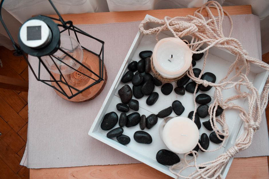 Eenvoudige houten meubels en lichte zomerkleuren. Eenvoudige houten meubels en lichte zomerkleuren.