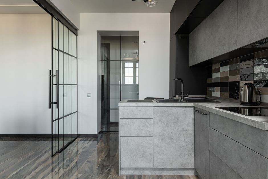 Stijlvolle keuken met duurzame glazen kasten. Stijlvolle keuken met duurzame glazen kasten.