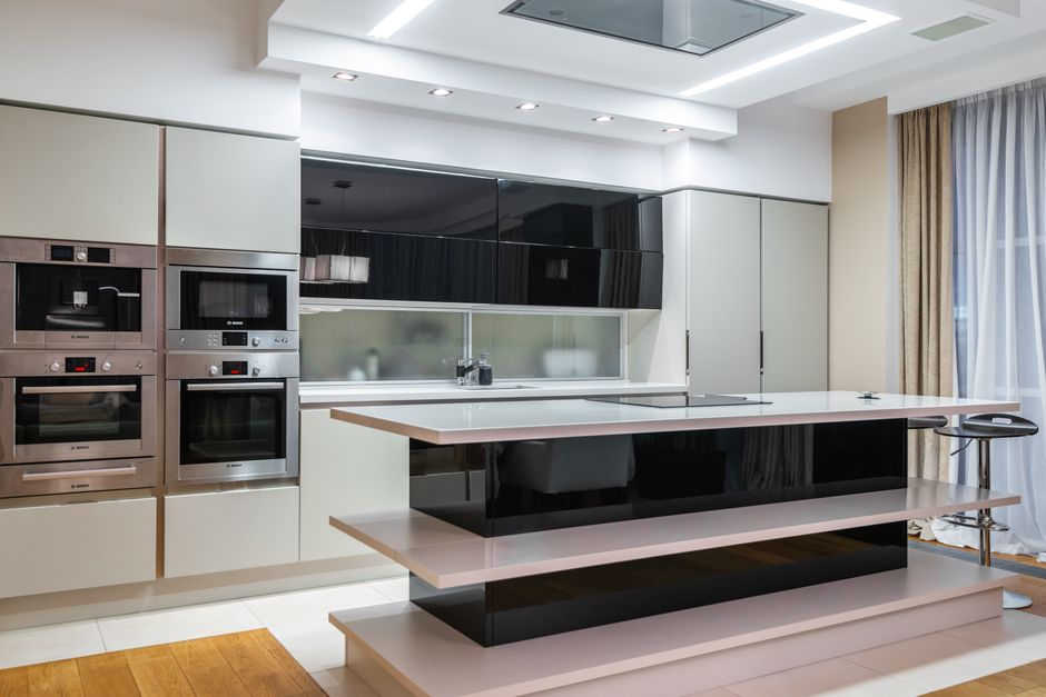 Moderne glazen keuken met duurzame materialen. Moderne glazen keuken met duurzame materialen.
