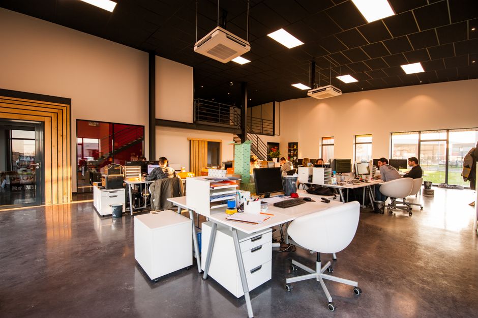 Duurzame materialen in groene thuiswerkplek.
