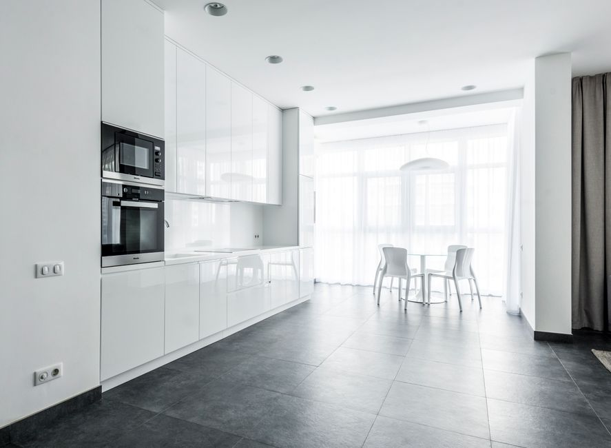 Efficiënte inductiekookplaat bespaart energie in keuken. Efficiënte inductiekookplaat bespaart energie in keuken.
