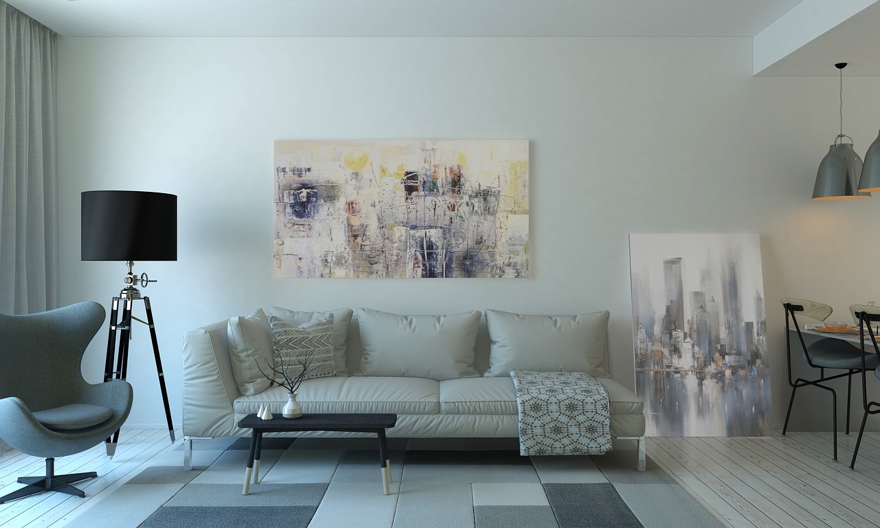 Eetkamer met perzikkleurige muren en zonnige decoraties. Eetkamer met perzikkleurige muren en zonnige decoraties.