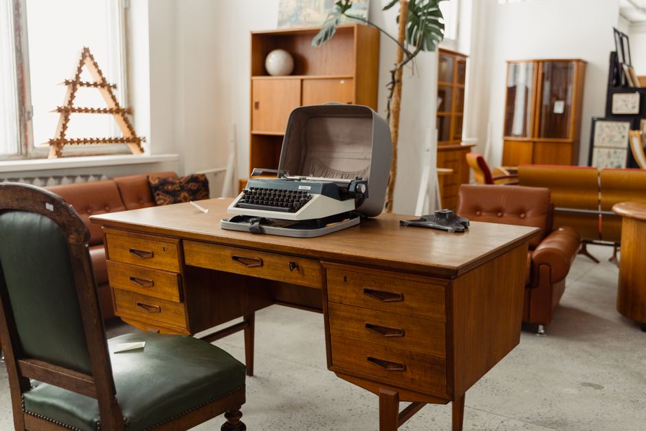 Retro stoel met kleurrijke, eigentijdse bekleding. Retro stoel met kleurrijke, eigentijdse bekleding.