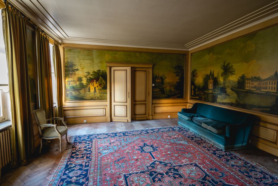 Modern interieur met vintage kleurrijk vloerkleed 2026.