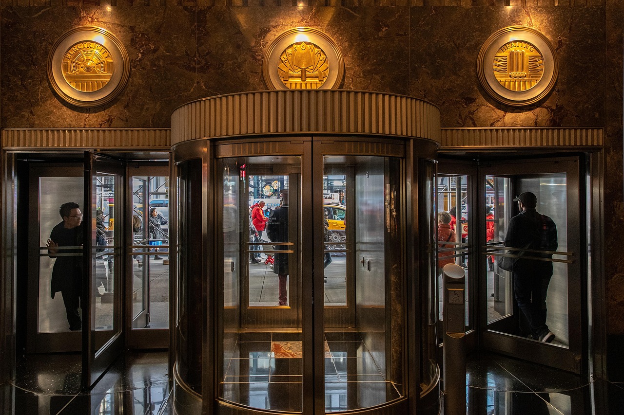 Kunstige art deco muurdecoratie met kleurrijke vormen. Kunstige art deco muurdecoratie met kleurrijke vormen.
