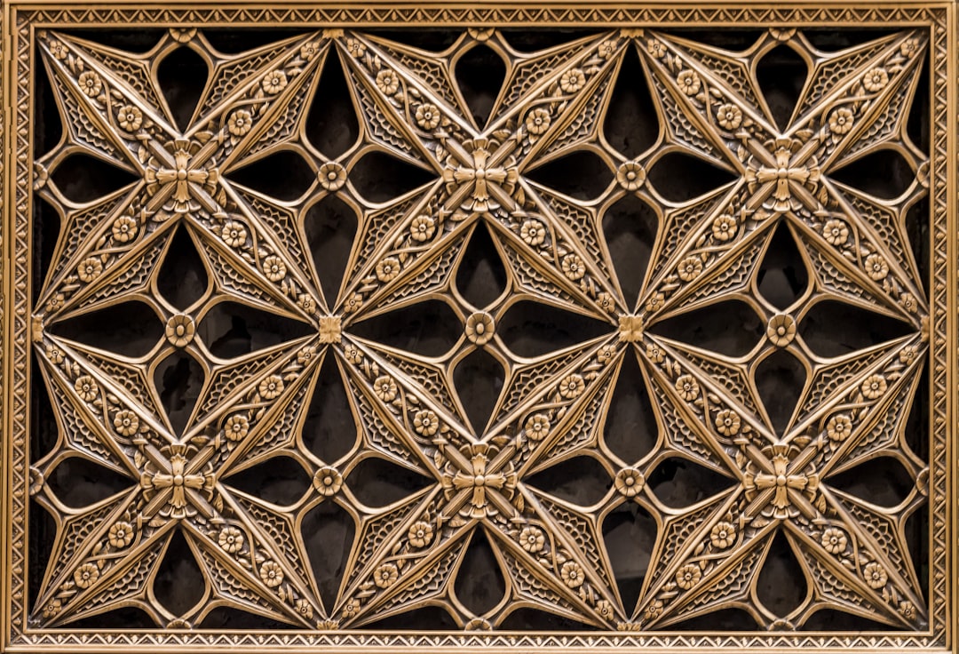 Art deco gouden spiegel met geometrisch patroon. Art deco gouden spiegel met geometrisch patroon.
