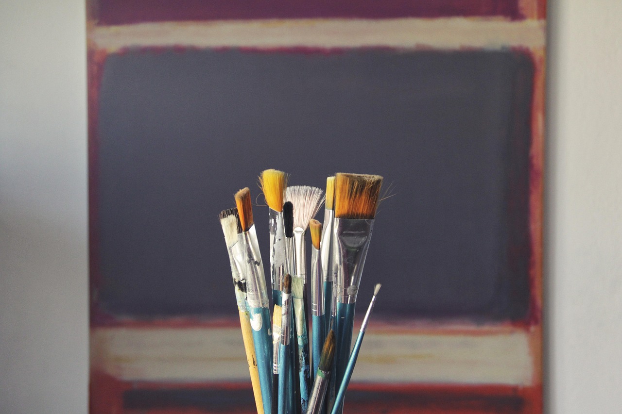 Verzameling schoonmaakmiddelen voor canvas onderhoud.
