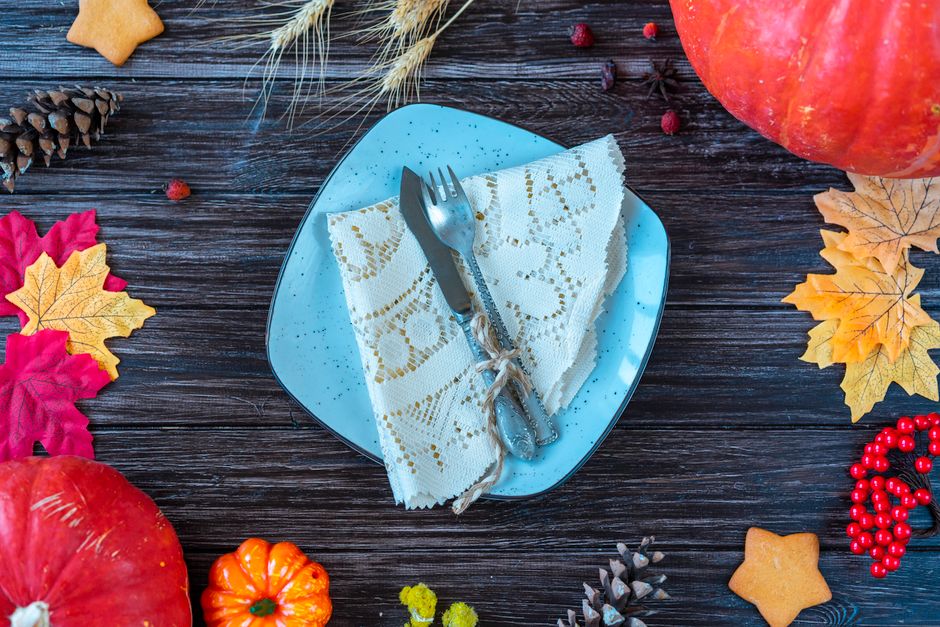 Herfsttafel met rode en gouden elementen. Herfsttafel met rode en gouden elementen.