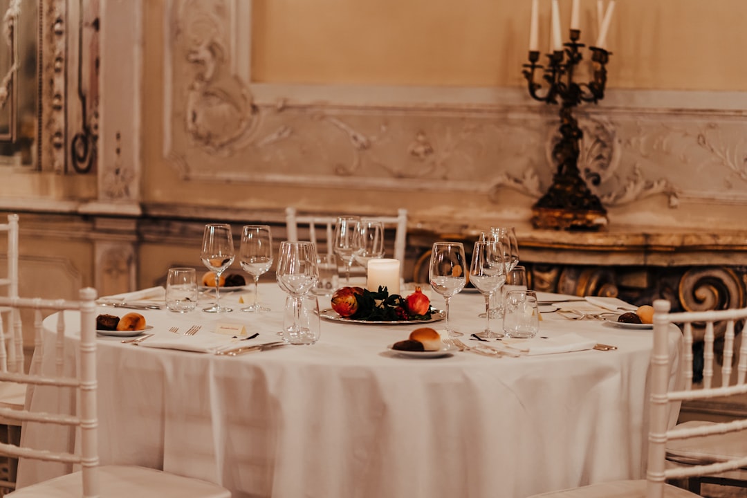 Elegante herfsttafel met gouden decoraties. Elegante herfsttafel met gouden decoraties.
