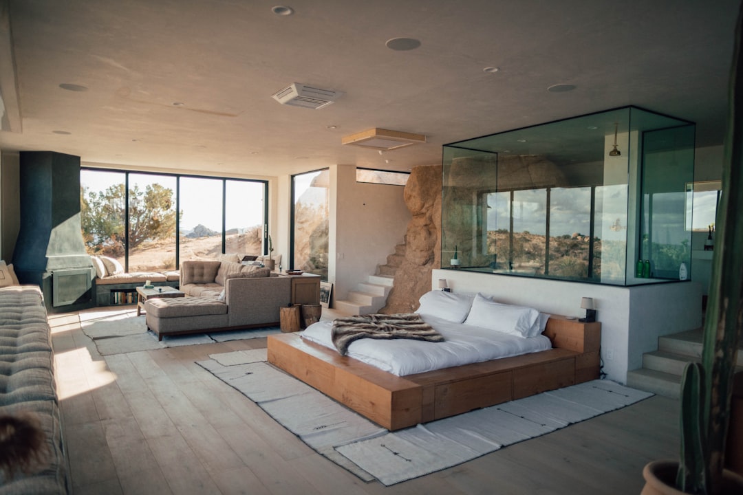 Minimalistische woonkamer met luxe decor elementen.