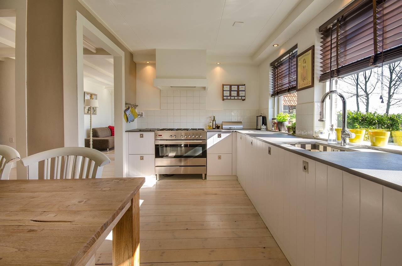 Moderne keuken verlicht met neon kleuren
