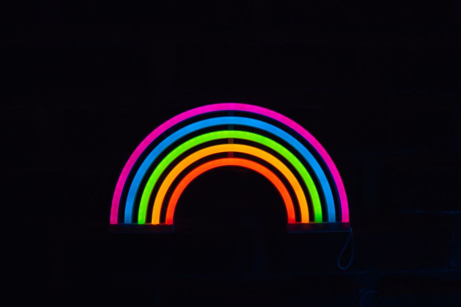 Neon kunst in eigentijdse huisinrichting