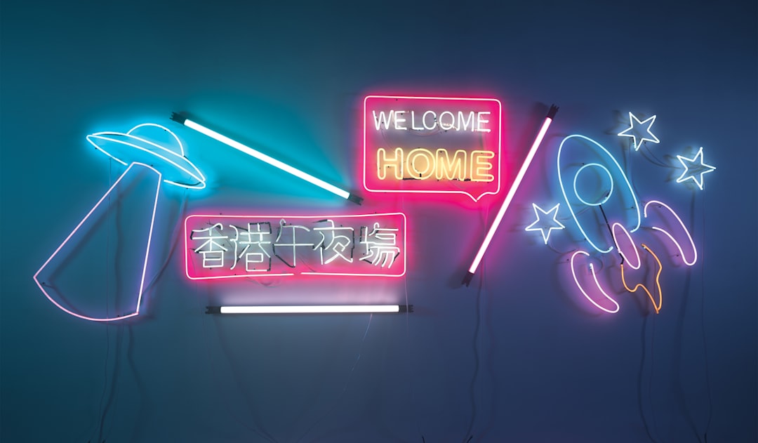 Retro neon letters in moderne woonkamer