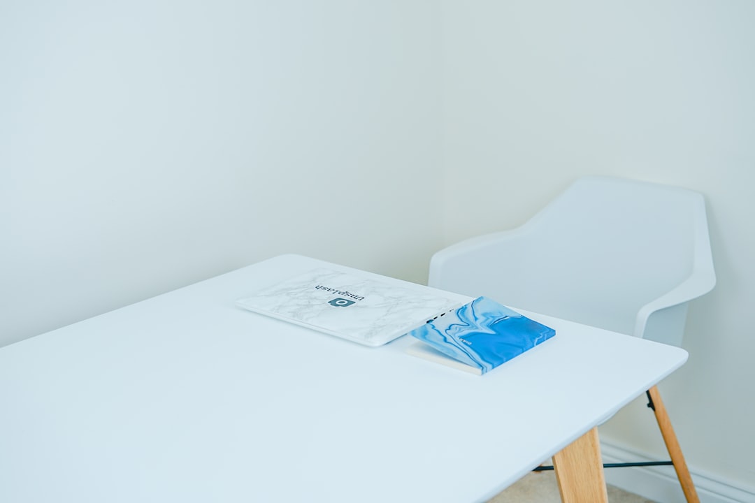 Grijze Scandinavische wand met subtiel patroon.