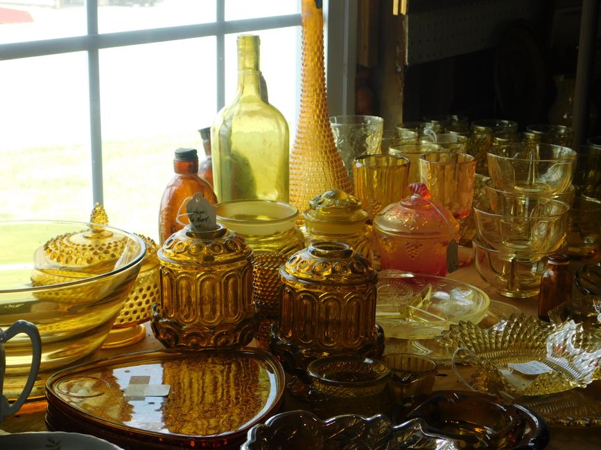 Oude gekleurde glazen op vintage eettafel. Oude gekleurde glazen op vintage eettafel.