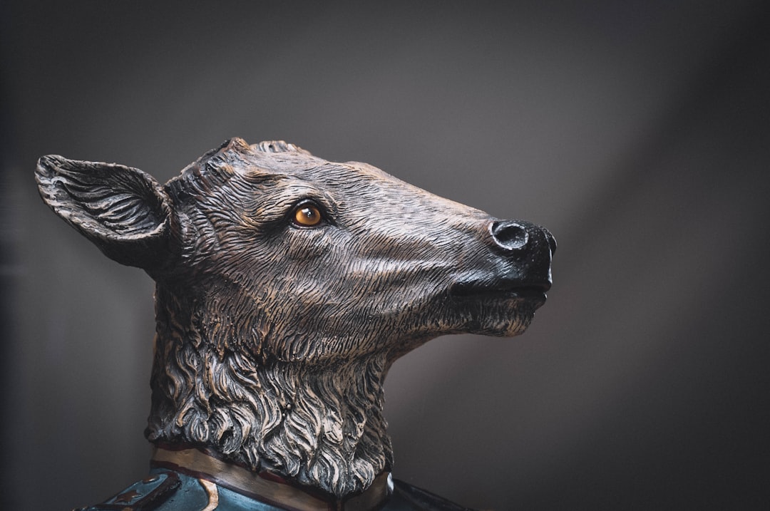 Kobold figuur in kleurrijke woonkamerhoek.