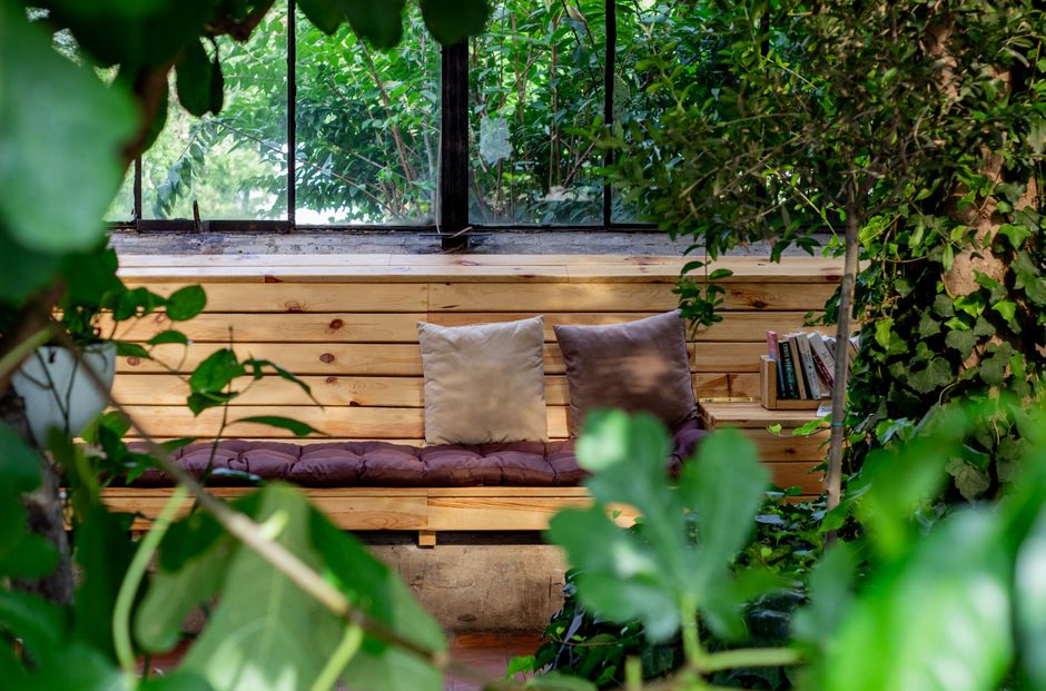 Gezellige leeshoek met zachte dekens in wintertuin. Gezellige leeshoek met zachte dekens in wintertuin.